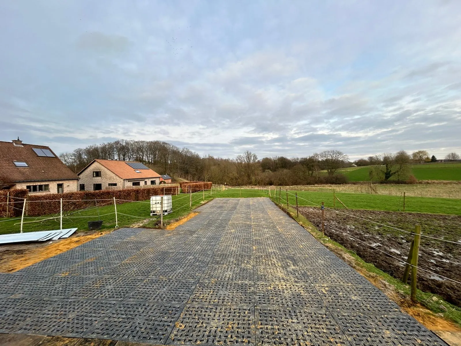 Na: brede weg met stabilisatieplaten tussen de weiden