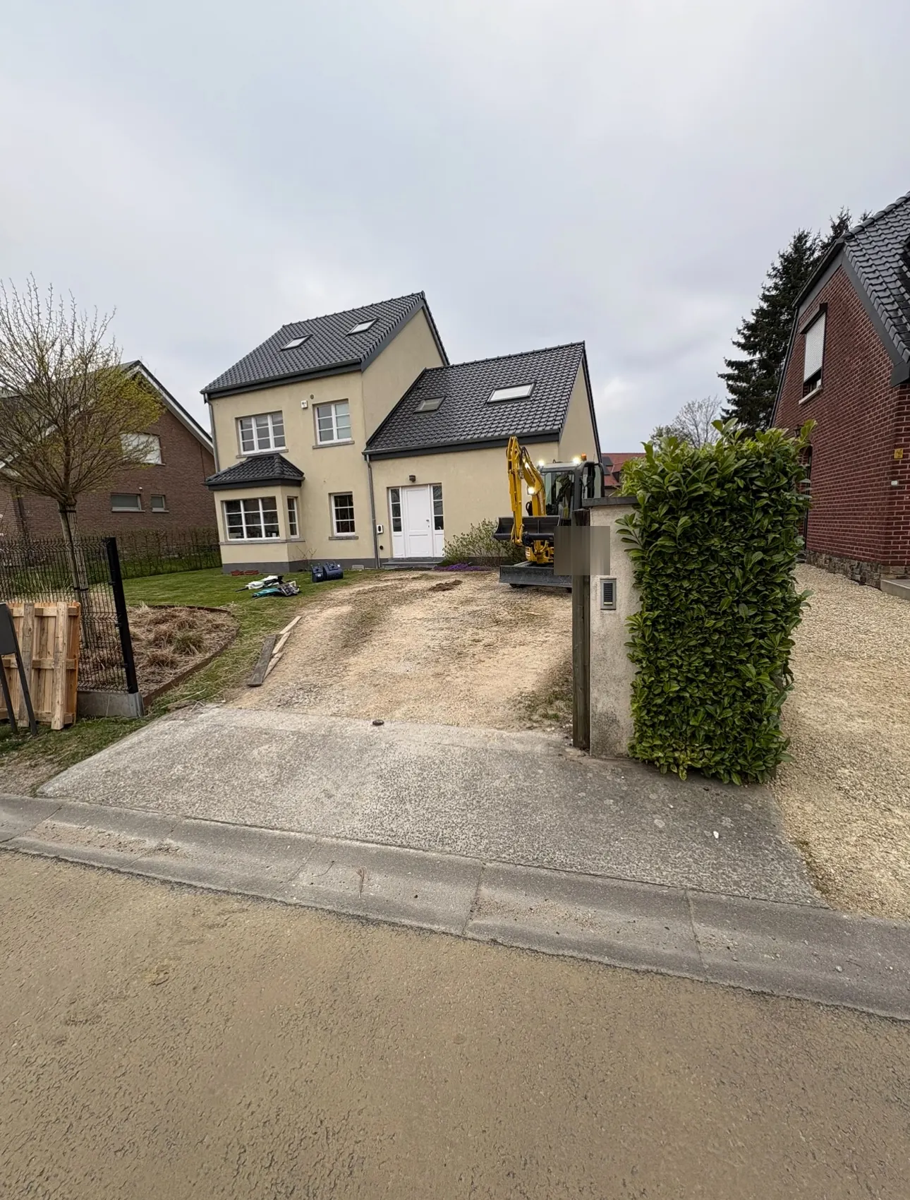 Voor: afgegraven grond met een minigraver